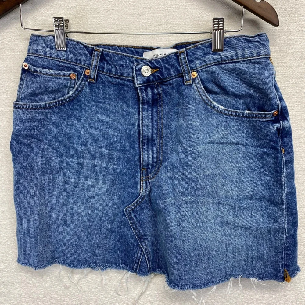 ZARA WOMAN Premium Denim Mini Skirt Distressed Raw Hem Blue Jean Skirt Size. L